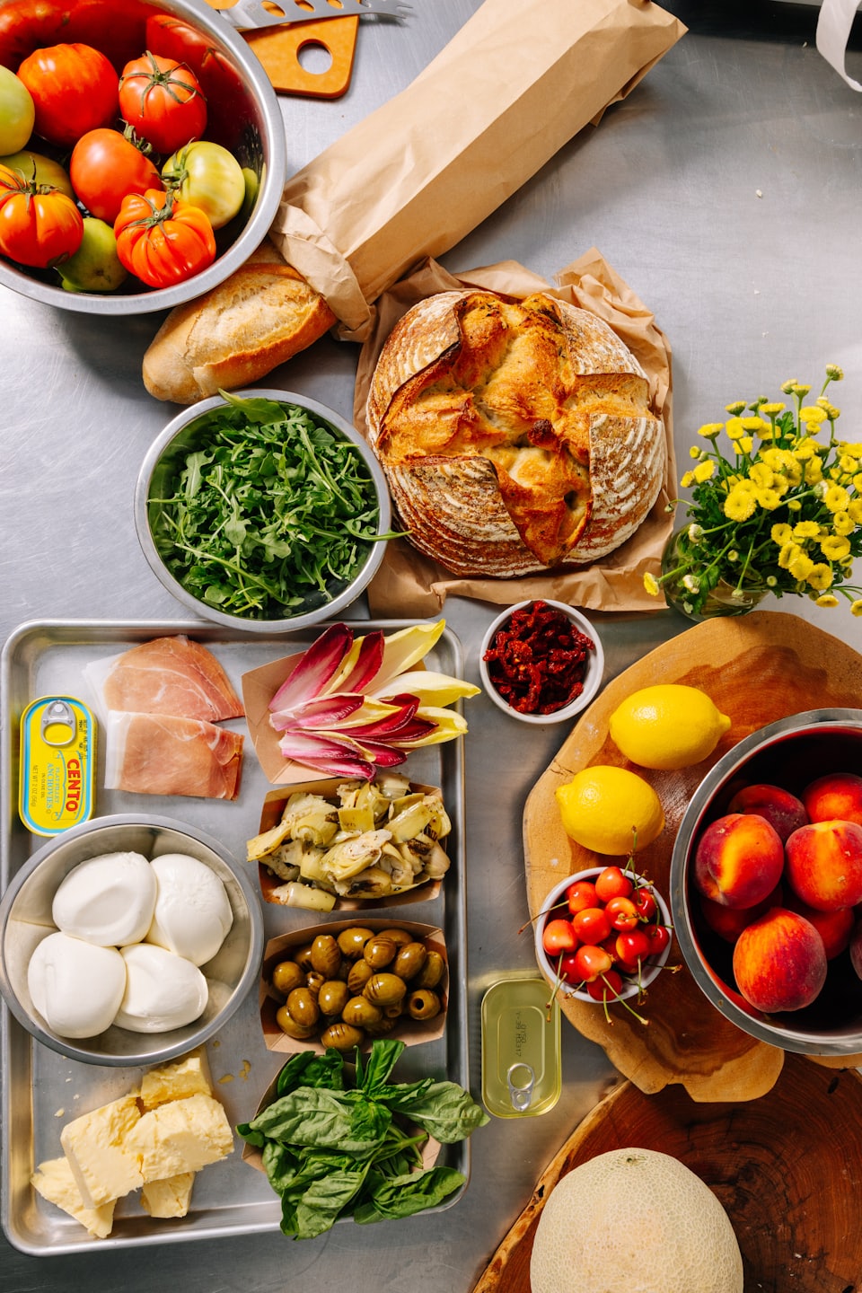 Ingredienti freschi per un pasto gourmet disposti sul piano di lavoro.